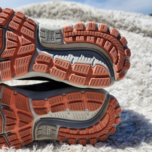 Brooks Ghost 12  Womens 10 black Coral Buffalo Plaid Flannel Sneakers Li… - Picture 10 of 10